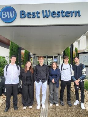 élèves de terminale cuisine et service alignés devant L'Hôtel Best Western