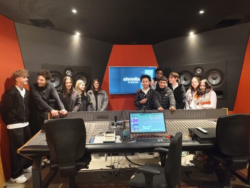 7 élèves répartis derrière la console de mixage du studio Ohmnibus. 