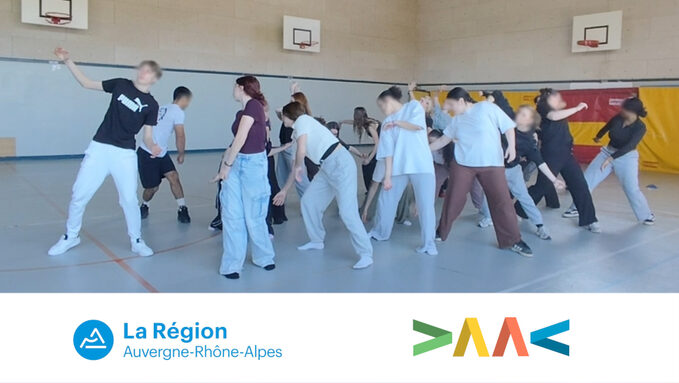 élèves de terminale ASSP dansant. 